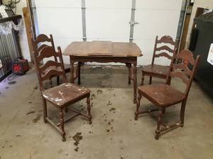 lot 186 image: Wood Dining Room Table w 4 Chairs - About 40 x 30 x 30 w 1 Leaf - NO SHIPPING