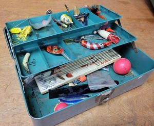 lot 319 image: Tackle Box w Fishing Tackle