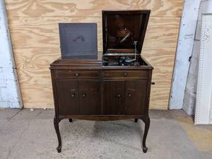 lot 41 image: Beautiful VV-215 Victrola Flat-Top Console Phonograph with Albums of Records - NO SHIPPING