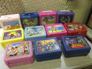 lot 15 image: (EW4) Lot of 11 Plastic Lunch Boxes...