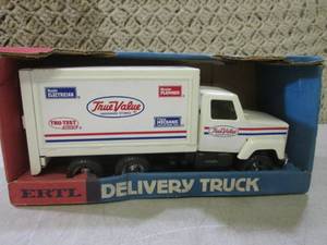 lot 32 image: (F-0) Ertl Delivery Truck 10 12 L...