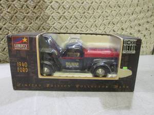 lot 35 image: (F-0) Die-Cast Metal 1940 Ford Limi...