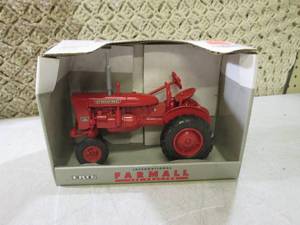 lot 49 image: (EC1) Ertl International Farmall 14...