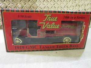 lot 54 image: (F-0) Ertl 130 Scale 1919 GMC Tank...