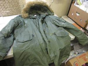 lot 68 image: (E-2) KS Winter Coat Parka with Hoo...