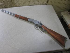 lot 104 image: (RMDR) Replica Lever Action Rifle 3...