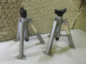 lot 113 image: (RM1) 2 - 2 Ton Foldable Jack Stand...