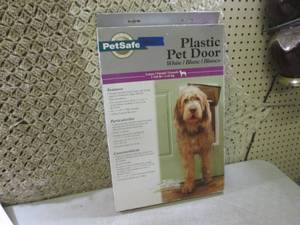 lot 134 image: (EW5) PetSafe Plastic Pet Door ...