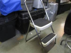 lot 154 image: (BSB) Cosco Folding Stpe Stool...
