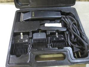 lot 199 image: (BS) Andis Clipper Set with Case...