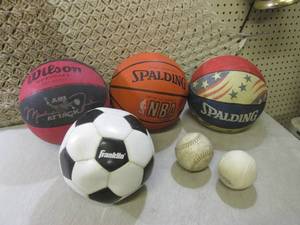 lot 220 image: (D-2T) Basketballs Socker Ball Soft...