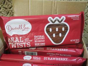 lot 256 image: (B-2) 16 Packs Strawberry Real Twis...