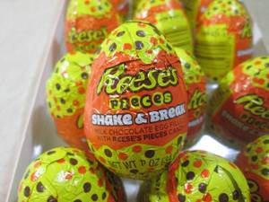 lot 257 image: (B-1) 21 Reeses Pieces Shake & Brea...