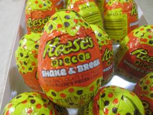 lot 258 image: (B-1) 21 Reeses Pieces Shake & Brea...