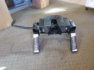 lot 42 image: Valley Pull-Max 5th Wheel Hitch