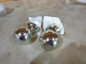 lot 49 image: 2 Valley 2 516 Tow Balls