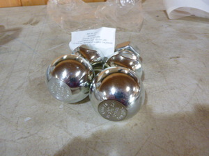 lot 51 image: 2 Valley 2 516 Tow Balls