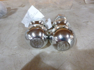 lot 52 image: 2 Valley 2 516 Tow Balls