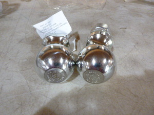 lot 53 image: 2 Valley 2 516 Tow Balls