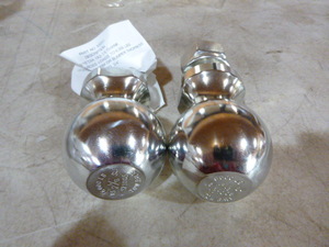 lot 54 image: 2 Valley 2 516 Tow Balls