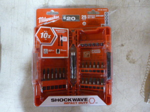 lot 157 image: Milwaukee Impact Driver Set