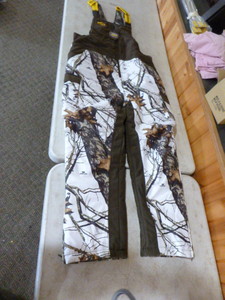 lot 190 image: Mossy Oak Yukon Gear Reversible Hunting Bibs