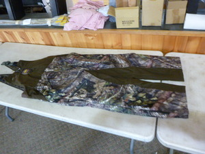 lot 194 image: Mossy Oak Yukon Gear Hunting Bibs