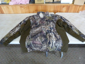lot 195 image: Mossy Oak Yukon Gear Hunting Jacket with Hidden Hood