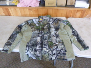 lot 196 image: Mossy Oak Yukon Gear Hunting Jacket with Hidden Hood