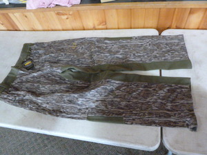 lot 205 image: Mossy Oak Yukon Gear Hunting Pants