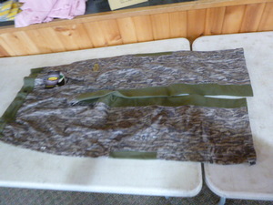 lot 206 image: Mossy Oak Yukon Gear Hunting Pants