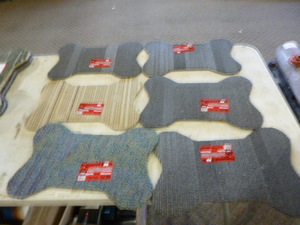lot 302 image: 6 Pampered Pooch Food and Water bowl Mats