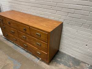 lot 45 image: Drexel Heritage Furniture Dresser With Mirror
