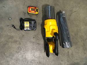 Dewalt 125 MPH 600 CFM FLEXVOLT 60V MAX Lithium-Ion Cordless Axial Blower battery and charger included see pictures