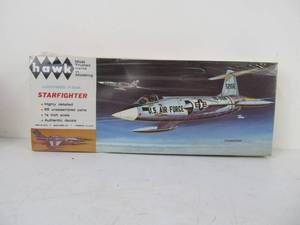 lot 21 image: Hawk Models Lockheed Starfighter