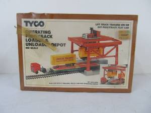 lot 50 image: Tyco HO Trains Operating Loader & Unloader Depot