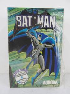 lot 104 image: Aurora Comic Series BATMAN Model Kit wComic Book