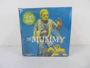 lot 105 image: Aurora THE MUMMY Glow in The Dark Model Kit