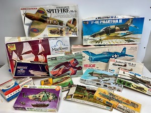 lot 153 image: Large Lot of Assorted Vintage Model Kits - As Is