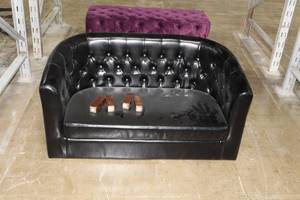 lot 77 image: Black Leather Love Seat