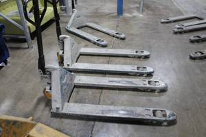 lot 21 image: Crown Pallet Jack Hand Truck