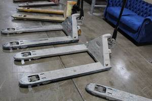 lot 22 image: Crown Pallet Jack Hand Truck