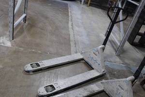 lot 24 image: Crown Pallet Jack Hand Truck