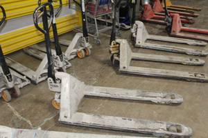 lot 25 image: Crown Pallet Jack Hand Truck