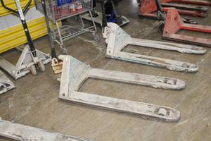 lot 26 image: Crown Pallet Jack Hand Truck