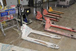 lot 27 image: Crown Pallet Jack Hand Truck