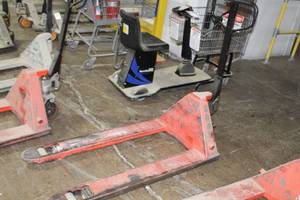 lot 29 image: Mighty Lift Pallet Jack Hand Truck