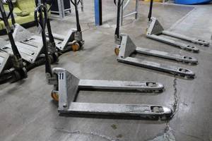 lot 32 image: Crown Pallet Jack Hand Truck