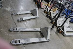 lot 33 image: Crown Pallet Jack Hand Truck