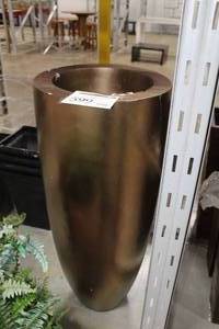 lot 599 image: Planter